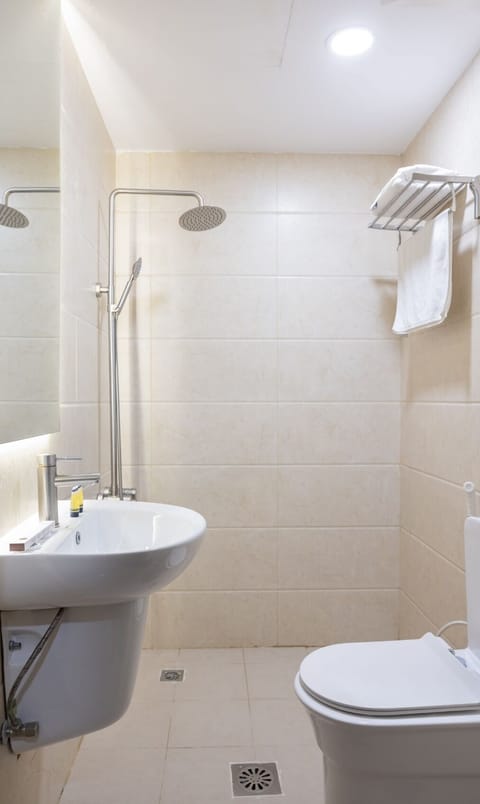Deluxe Apartment, 2 Bedrooms | Bathroom | Slippers