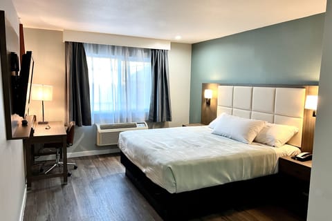 Classic Room, 1 King Bed | Desk, laptop workspace, free WiFi, bed sheets