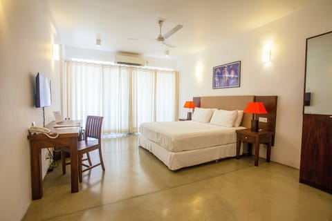 Super Deluxe room with Sea View | Minibar, in-room safe, desk, blackout drapes