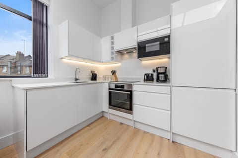 Traditional Apartment | Private kitchen | Full-size fridge, microwave, oven, stovetop