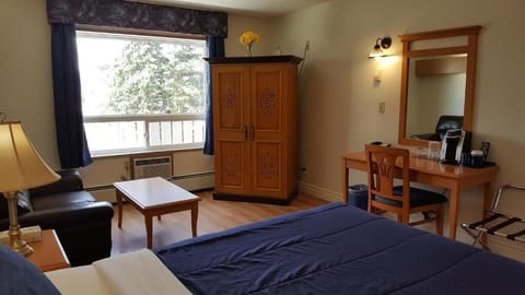 Room, 1 Queen Bed, Non Smoking | Free WiFi, bed sheets