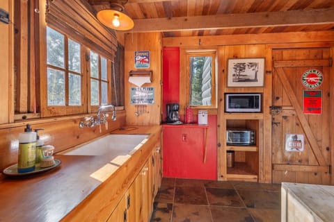 Classic Cabin, 1 Queen Bed, Fireplace, Partial Lake View | Private kitchen