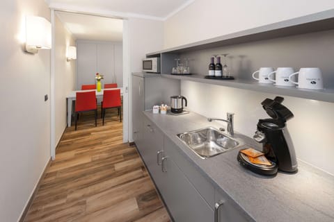 Suite | Private kitchen | Coffee/tea maker, electric kettle