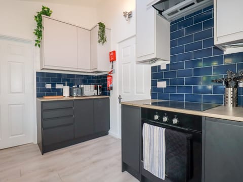 Cottage | Private kitchen | Fridge, dishwasher, electric kettle, toaster