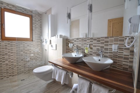 Quadruple Room | Bathroom | Shower, rainfall showerhead, free toiletries, hair dryer