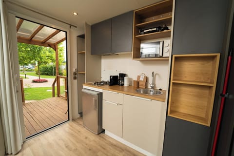 Double Room | Private kitchen | Cookware/dishes/utensils