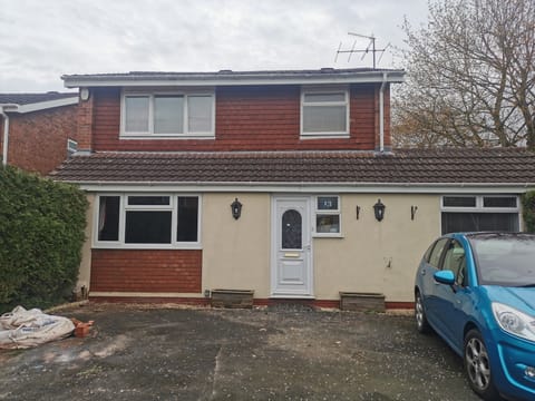 Front of hoouse (the annexe is to the right - behnd the car, sorry!