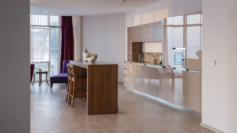 KING ROOM | Private kitchen | Coffee/tea maker, electric kettle