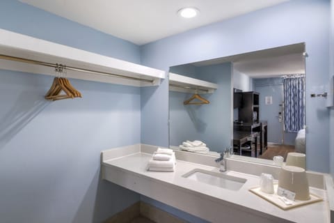Room, 1 King Bed | Bathroom | Hair dryer, towels, soap, shampoo