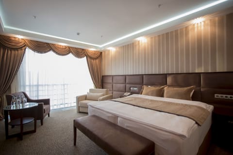 Family Room | Premium bedding, minibar, in-room safe, iron/ironing board