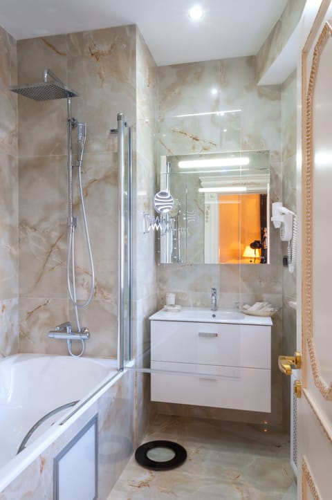 Comfort Suite, 1 Bedroom | Bathroom | Designer toiletries, hair dryer, bathrobes, slippers