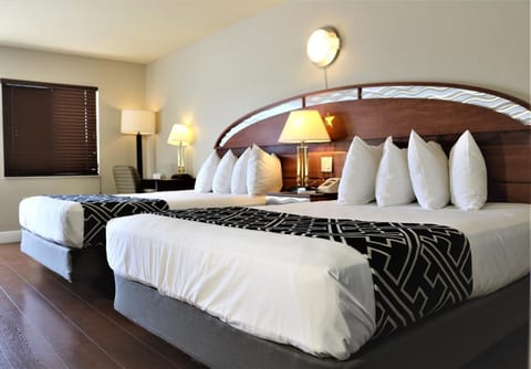 Deluxe Double Room | In-room safe, desk, blackout drapes, iron/ironing board