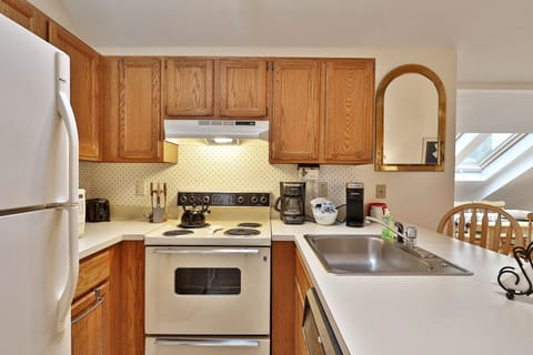 Condo, 2 Bedrooms | Private kitchen | Fridge, oven, coffee/tea maker, toaster