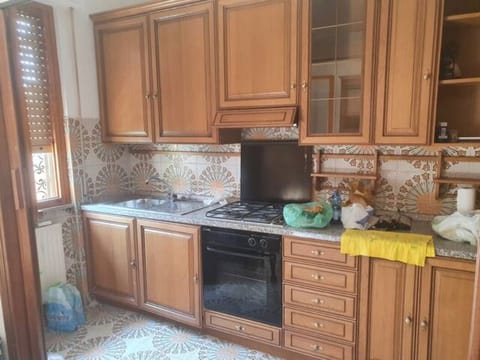 City Apartment | Private kitchen | Full-size fridge, microwave, oven, electric kettle