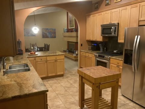 Beautiful, spacious full amenity kitchen for your culinary delights!