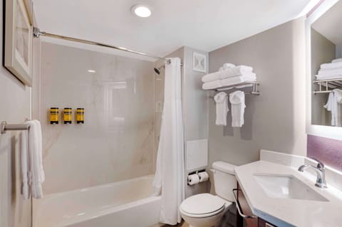 Combined shower/tub, hair dryer, towels