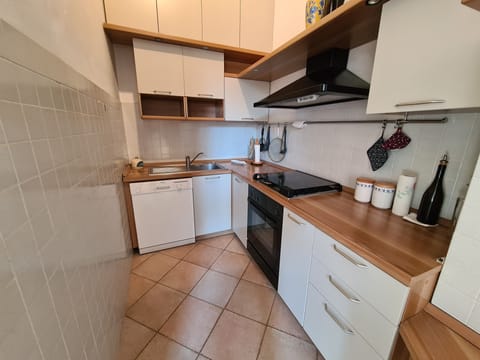 City Apartment | Private kitchen | Full-size fridge, microwave, oven, dishwasher