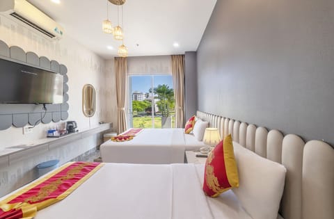 Deluxe Triple Room, Balcony | Minibar, in-room safe, free WiFi, bed sheets