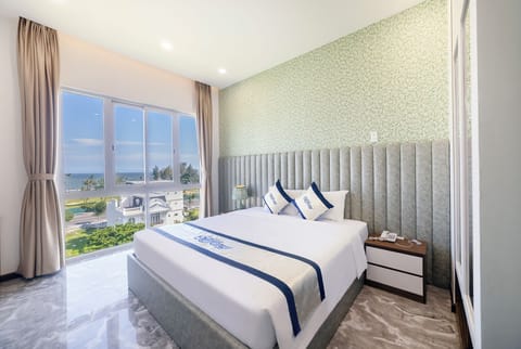 Deluxe Double Room, Sea View | Minibar, in-room safe, free WiFi, bed sheets