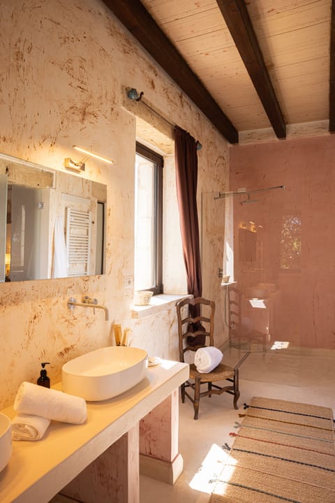 Junior Studio Suite | Bathroom | Free toiletries, hair dryer, slippers