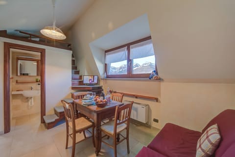 Standard Studio, Mountain View (Studio Placide Mountain View) | Living area | Flat-screen TV