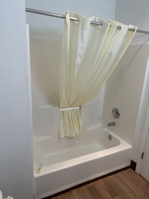 Combined shower/tub, rainfall showerhead, towels