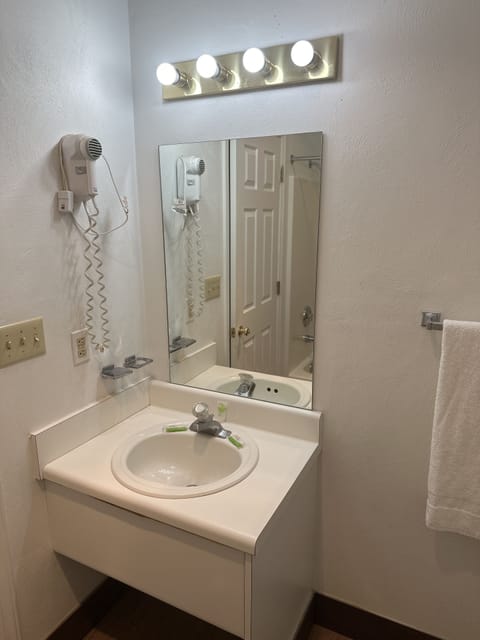 Comfort Single Room | Bathroom | Combined shower/tub, rainfall showerhead, towels