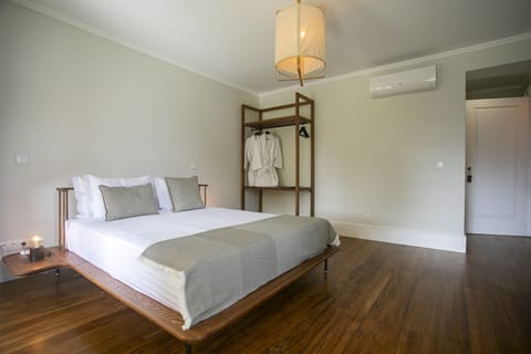 Standard Room | Egyptian cotton sheets, premium bedding, memory foam beds, minibar