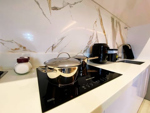 Luxury Apartment | Private kitchen | Microwave, oven, cookware/dishes/utensils