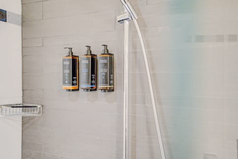 Junior Suite | Bathroom | Combined shower/tub, eco-friendly toiletries, hair dryer, towels