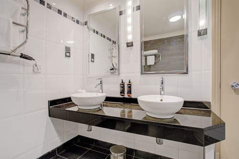 Junior Suite | Bathroom | Combined shower/tub, eco-friendly toiletries, hair dryer, towels