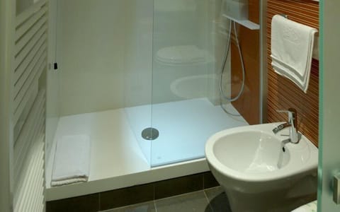 Shower, free toiletries, hair dryer