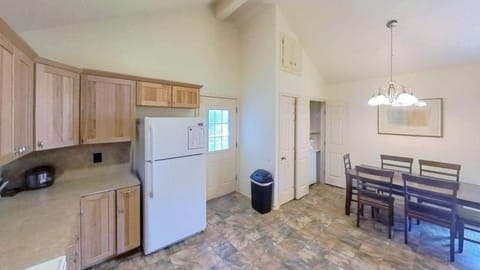 433 Sunflower W San Antonio St Kitchen