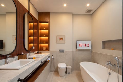 Three-Bedroom Villa | Bathroom | Rainfall showerhead, free toiletries, hair dryer, bathrobes