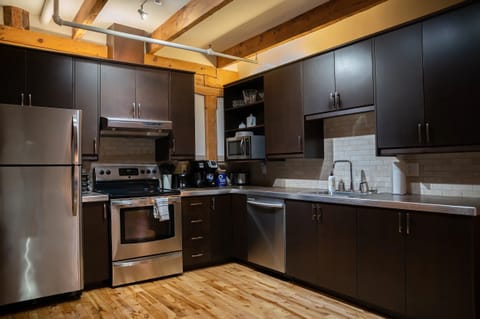 Apartment, 3 Bedrooms (Le Saint-Laurent) | Private kitchen | Full-size fridge, microwave, oven, stovetop