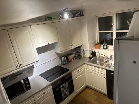 House | Private kitchen | Fridge, microwave, oven, stovetop