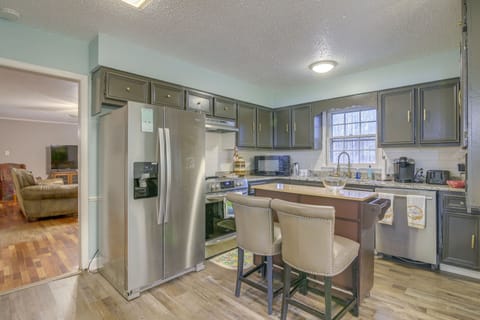 House (3 Bedrooms) | Private kitchen | Microwave, dishwasher, cookware/dishes/utensils, paper towels