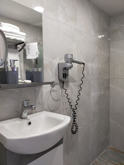 Standard Triple Room | Bathroom | Shower, rainfall showerhead, hair dryer, slippers