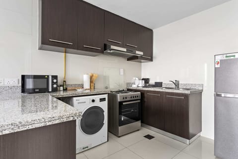 Royal Apartment | Private kitchen | Fridge, microwave, oven, stovetop