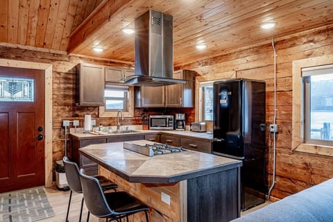 Deluxe Cabin | Private kitchen | Full-size fridge, microwave, oven, stovetop
