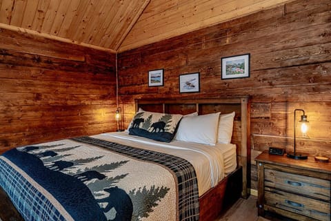 Deluxe Cabin | Premium bedding, pillowtop beds, free WiFi, bed sheets