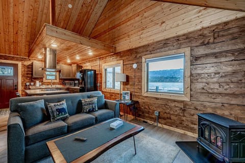 Deluxe Cabin | Living area | Flat-screen TV