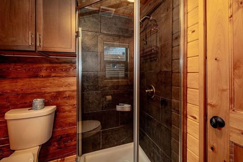 Deluxe Cabin | Bathroom | Free toiletries, hair dryer, towels, toilet paper