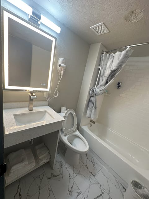 Basic Single Room | Bathroom | Bathtub, free toiletries, hair dryer, towels