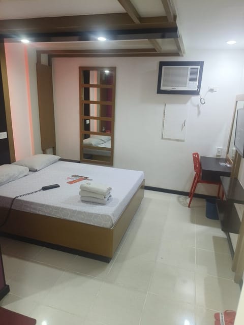 Deluxe Room, 1 Queen Bed | Desk, free WiFi