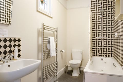 Family Room | Bathroom | Free toiletries, hair dryer, bathrobes, towels