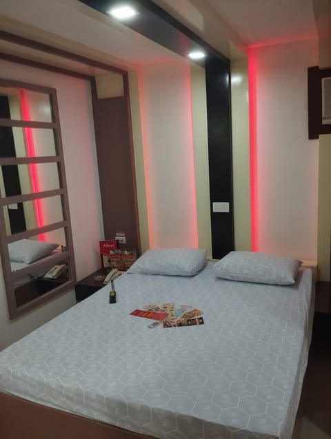Deluxe Room, 1 Queen Bed | Desk, iron/ironing board, free WiFi, bed sheets