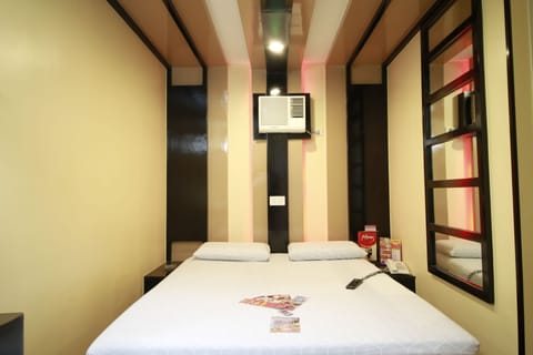 Deluxe Room, 1 Queen Bed | Desk, iron/ironing board, free WiFi, bed sheets