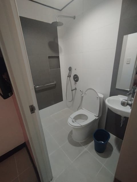 Executive Room, 1 Queen Bed | Bathroom | Free toiletries, hair dryer, towels