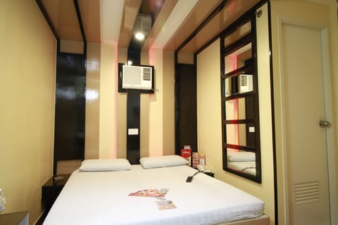 Deluxe Room, 1 Queen Bed | Desk, iron/ironing board, free WiFi, bed sheets